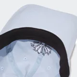 Gorra azul de algodón con logo de la marca bordado en verde en el frente.