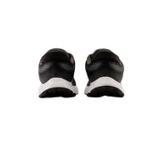 Championes de running New Balance 520v8, color negro con logo plateado y suela blanca.