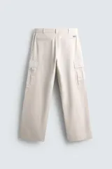 Pantalón cargo de corte recto confeccionado en tejido de algodón. Presenta bolsillos laterales con solapa en las perneras, bolsillos frontales y bolsillos traseros de vivo. Cuenta con cierre frontal de cremallera y botón.