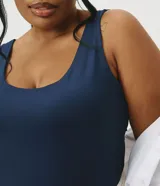 Musculosa de poliamida blanca, de corte ajustado, con escote en U y tirantes anchos.