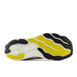 Championes de running New Balance 880 v14 para hombre, color blanco con detalles en rojo, azul y negro.