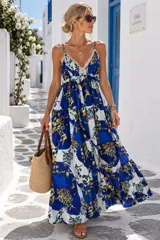 Vestido largo blanco con tirantes finos, escote en V con detalles de encaje y estampado barroco en tonos azules, amarillos y verdes.