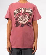 Camiseta de algodón color rojo oscuro con lavado especial, cuello redondo y manga corta. Presenta un estampado frontal con la frase "GIRLS'N ROSES" en tipografía curva y una rosa grande en el centro.