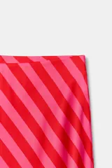Falda midi fluida confeccionada en tejido satinado con estampado de rayas diagonales en tonos rojo y rosado, y cintura elástica.