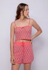 Short tejido color coral con calados, cintura elastizada y cordón ajustable.