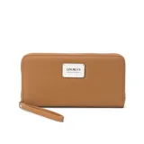 Billetera larga con cierre perimetral, confeccionada en material sintético texturizado color mostaza. Cuenta con correa de mano extraíble y placa metálica con logo de la marca en el frente.