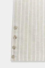 Pantalón de tiro medio con estampado de rayas verticales, confeccionado en mezcla de lino. Presenta trabillas, cinturón del mismo tejido para anudar en la cintura, cierre frontal con cremallera y botón, y detalle de abertura con botones en el bajo.