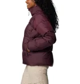 Campera tipo puffer Columbia, color bordó, con cierre frontal completo, cuello alto con protector de mentón, bolsillos laterales con cremallera y puños elásticos. Cuenta con aislamiento térmico sintético y tejido impermeable.