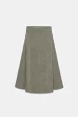 Falda de corte evasé confeccionada en tejido soft de tacto suave, con tiro medio y cintura elástica interior.