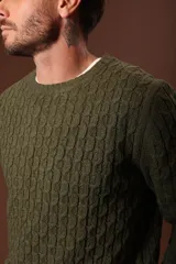 Sweater de punto color gris claro, con cuello redondo y diseño de tejido trenzado.