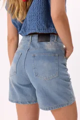 Short de tiro medio color blanco, de denim suave, con calce cómodo y largo a medio muslo.