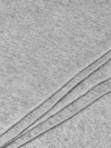 Chal negro de tejido suave y cálido, de estilo clásico y versátil.