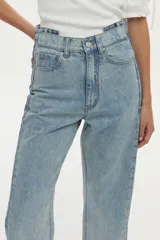 Pantalón jean recto color celeste con detalles de contraste en un tono de denim más oscuro en los laterales.