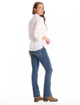 Camisa blanca de algodón con cuello clásico, cierre frontal con botones nacarados, mangas tres cuartos con puños anchos rebatibles y corte entallado con pinzas.