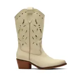 Bota texana de caña media color crema, con diseño calado en la caña que deja ver un fondo dorado. Presenta puntera ligeramente afinada, taco cuadrado de madera y costuras decorativas en el empeine.