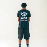 Bermuda negra confeccionada en nylon liviano, con cintura elastizada con cordón, bolsillos laterales y bolsillos cargo de perfil limpio.