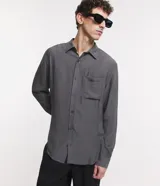 Camisa gris de viscosa con textura, cuello solapa, abotonado delantero y mangas largas.