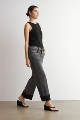 Jean culotte de tiro medio, color gris oscuro, con corte recto y botamanga ancha doblada.