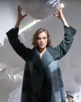 Tapado de lana merino afieltrada color gris con diseño desestructurado, bolsillos laterales y teñido con efecto ventana.