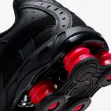 Championes Nike Shox Ride 2, color negro con detalles en rojo vibrante en la amortiguación Shox. Presenta capellada de malla y sintético, con el logo Swoosh en blanco.