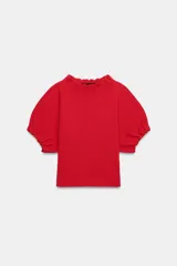 Top de punto color rojo con cuello redondo fruncido y mangas cortas abullonadas con acabados elásticos.