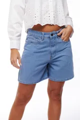 Bermuda de jean celeste con cintura alta y corte recto.
