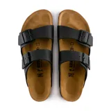 Sandalias tipo slide Birkenstock modelo Arizona, con dos tiras ajustables con hebillas metálicas. Presentan una plantilla anatómica de corcho y suela de goma antideslizante.