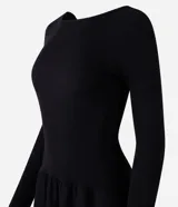 Vestido midi negro de rib con viscosa certificada, corte ajustado, escote U, manga larga, espalda abierta y pliegues.