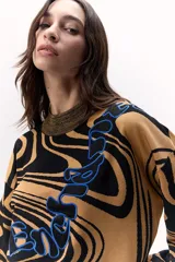 Sweater tejido de punto color azul con diseño marmoleado en negro y aplique bordado con contorno verde.