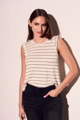 Musculosa color crudo con rayas horizontales negras, cuello redondo y volados en los hombros.