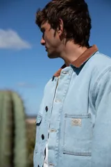 Campera de jean celeste de 14 onzas, 100% algodón, forrada con corderito y cuello de pana marrón.