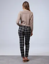 Pantalón de vestir negro con estampado de cuadros blancos y marrones, de gabardina elastizada.