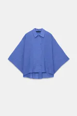 Camisa de mezcla de algodón de corte oversize y diseño asimétrico en tono azul, con cuello solapa, mangas tipo kimono por debajo del codo y cierre lateral con botones.