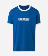 Remera de algodón color azul con cuello redondo y bordes de mangas en color blanco. Presenta la palabra 'URUGUAY' bordada en el centro del pecho con letras blancas y contorno azul.