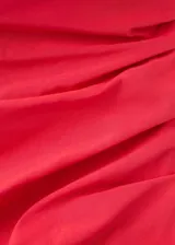 Vestido midi rojo de algodón con diseño palabra de honor, cuerpo drapeado y falda plisada evasé.