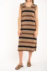 Vestido midi sin mangas, con cuello redondo y corte recto. Presenta un diseño a rayas horizontales en tonos marrón, beige y negro.
