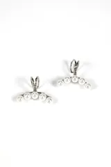 Par de aros plateados con clip, decorados con cinco perlas blancas dispuestas en forma de arco.