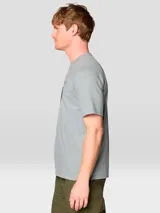 Remera de manga corta color gris con cuello redondo y estampado gráfico de la marca Mountain Hardwear en el centro del pecho.