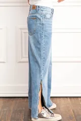 Pantalón de jean celeste de corte wide leg y tiro bajo.