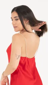 Vestido corto negro de satén con breteles finos con strass.