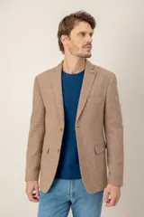 Saco de corte clásico confeccionado en una mezcla de lana y seda, color tostado con textura jaspeada. Presenta solapas de muesca, cierre frontal de un botón y bolsillos laterales.