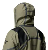 Campera impermeable Columbia modelo Whistler Peak Shell Outdry, de color verde militar con inserciones negras en hombros y codos. Cuenta con capucha ajustable, cierre frontal y bolsillos con cremalleras selladas, y tecnología OutDry Extreme.