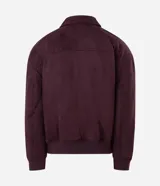 Campera bomber masculina de gamuza sintética color bordó, con cuello camisero, cierre frontal metálico, bolsillos laterales invisibles y rib elástico en puños y ruedo.