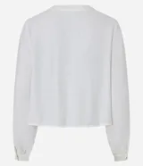 Blusa tipo bata de color celeste con mangas largas y cuello mao con lazo. Presenta detalles de bordado floral calado tipo laise en el frente y cierre parcial con botones.