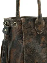 Cartera de cuero marrón de Hush Puppies con efecto texturizado y borlas decorativas en los laterales. Cuenta con doble asa de hombro.