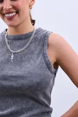 Musculosa de canalé gris con efecto acid wash, corte ajustado al cuerpo y cuello redondo.