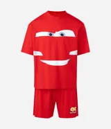 Pijama corto de hombre confeccionado en algodón, compuesto por una remera de manga corta con cuello redondo y estampa frontal de Rayo McQueen, y una bermuda roja a juego con cintura elástica.