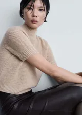 Jersey de punto de lana con cuello perkins, manga corta y diseño recto.