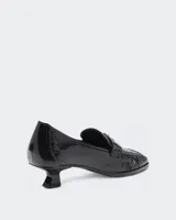 Mocasines de cuero vacuno negro con acabado naplak de efecto arrugado, tacón fino bajo de 3 cm y detalle de placa metálica con la inicial D en la tira frontal.