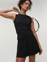 Musculosa deportiva negra de cuello redondo y diseño sin mangas, confeccionada en tejido liviano y cómodo con corte al cuerpo.